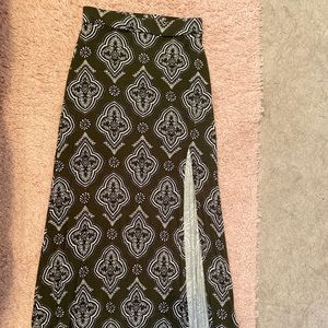 Women’s maxi skirt with slit